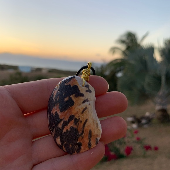 Calico sea tumbled shell necklace - Picture 2 of 4